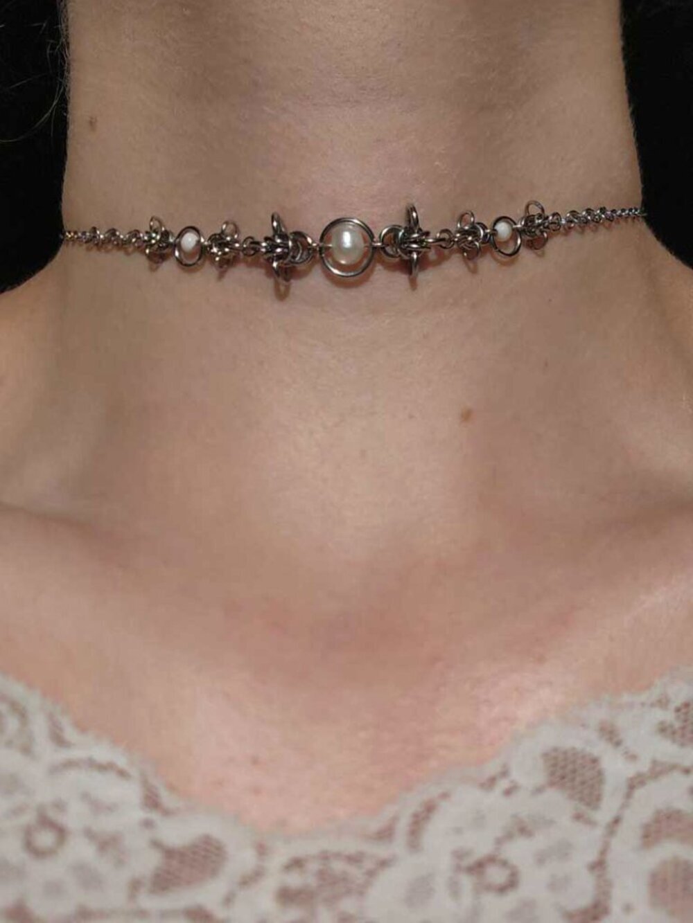 Vintage silver and white pearl choker necklace with a small silver chain - Picture 8 of 14
